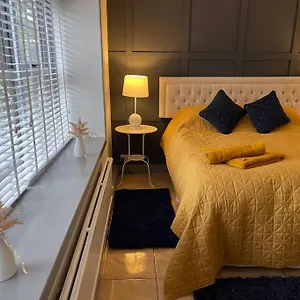 spacious-1-bed-bungalow-located-on-a-gower-farm.cardiffhotelswales.com/